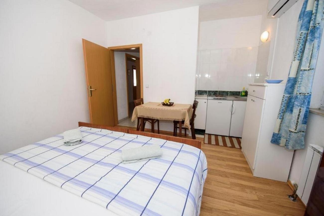 Apartments By The Sea Suhi Potok, Omis - 14555 Jesenice  Rum bild